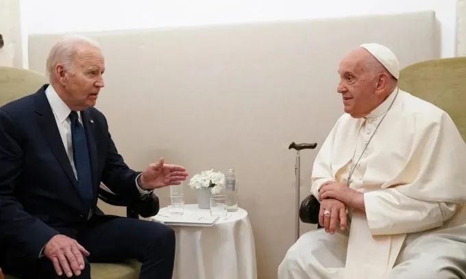 Tổng thống Mỹ Joe Biden (trái) gặp Giáo hoàng Francis tại Savelletri, Puglia, Italy, tháng 6/2024. (Ảnh: AP)