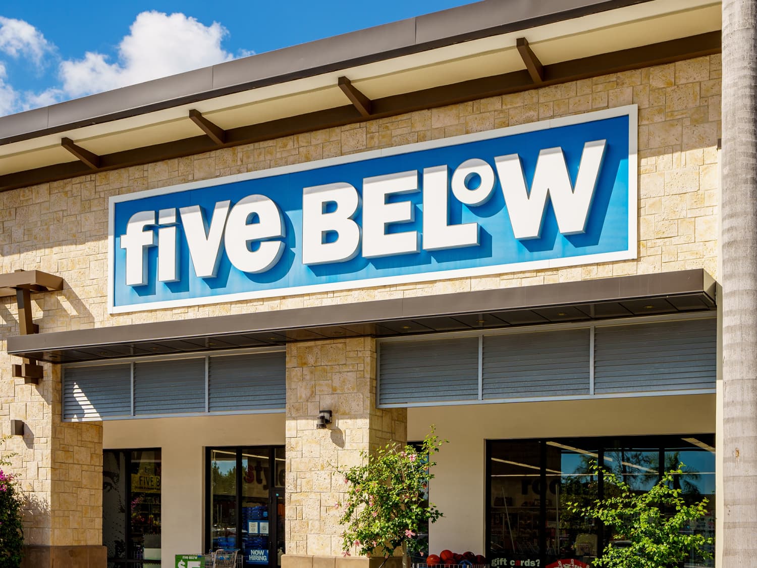 Có nên mua Five Below, cổ phiếu bán lẻ ít tên tuổi nhưng đã tăng giá hơn 400% trong 10 năm qua?
