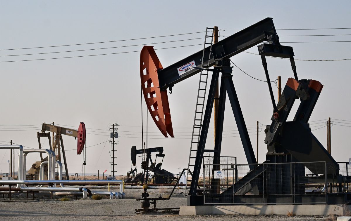 Tồn kho tại Mỹ tăng lên kéo giá dầu giảm nhẹ 