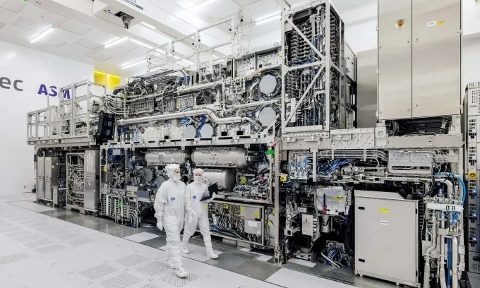 asml-lo-ngai-thue-quan-trien-vong-nganh-chip-nam-2025-co-lung-lay