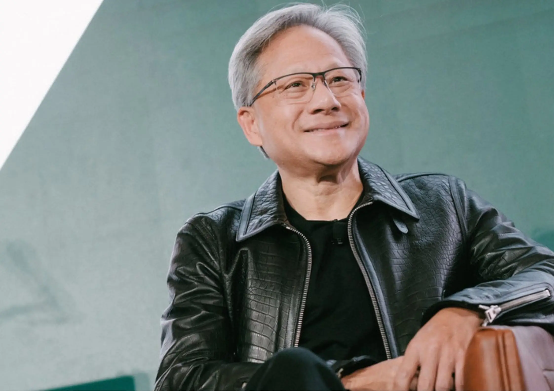 CEO Nvidia bán cổ phiếu hàng chục triệu USD, tài sản vượt Warren Buffett nhờ làn sóng AI