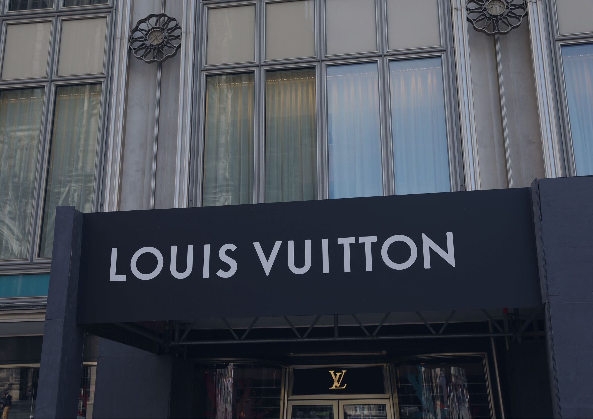 co-phieu-lvmh-giam-manh-sau-bao-cao-doanh-thu-q1-2025-co-hoi-hay-rui-ro-cho-nha-dau-tu