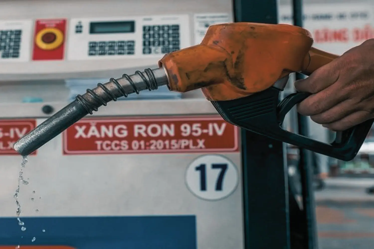 gia-nhien-lieu-tiep-tuc-giam-ron-95-iii-cham-20-000-dong-lit