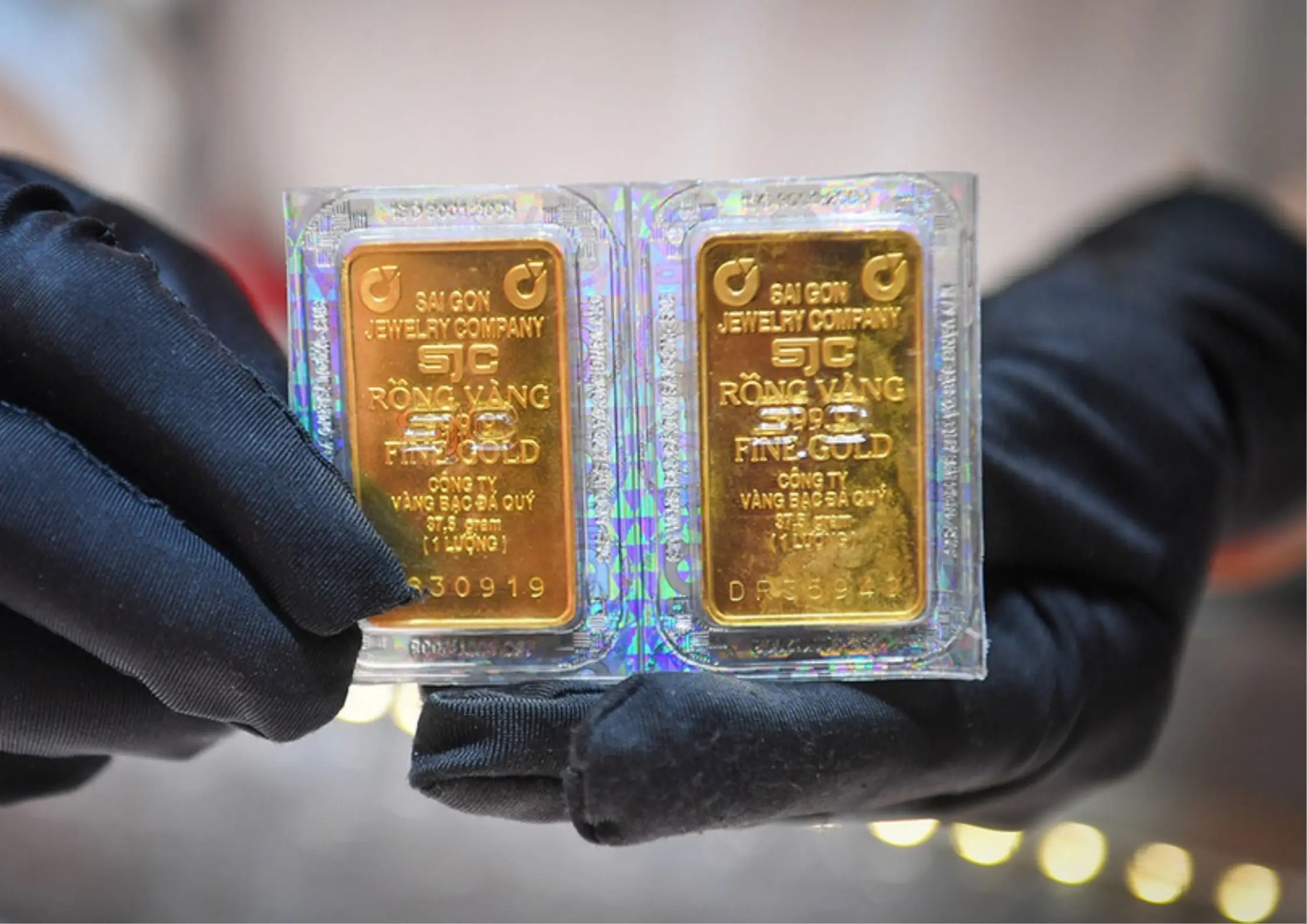 Gold Prices in Vietnam Drop VND 200,000 as Global Market Weakens