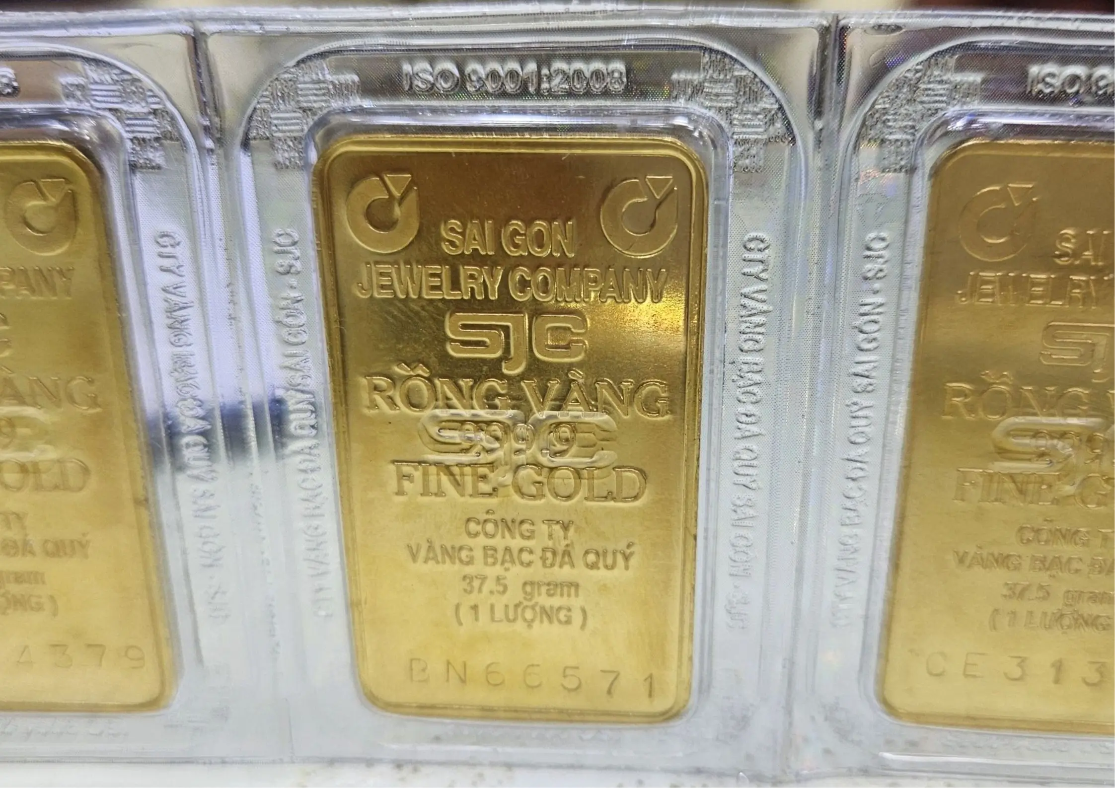 SJC Gold Holds Firm at VND 125 Million Despite Global Price Decline