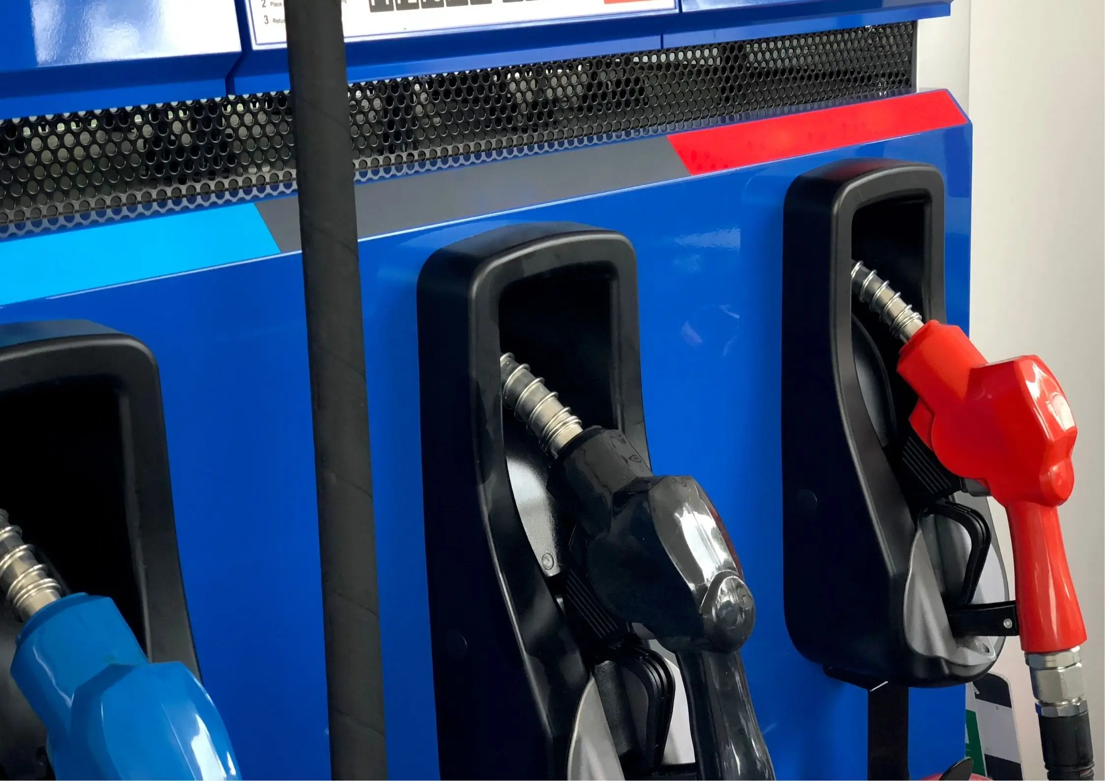 Gasoline Prices Rise as RON 95 Surpasses VND 20,000 per Liter