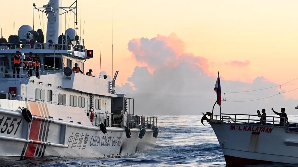 Trung Quốc Tăng Cường Tuần Tra Quân Sự ở Biển Đông, Căng Thẳng với Philippines Leo Thang