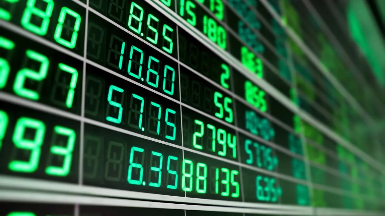 Wall Street's Resilience: S&P 500 Clocks Winning Week Despite Shutdown Headwinds